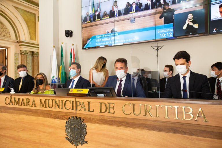 Tico Kuzma preside a sessão ao lado do governador Ratinho Júnior e do vice-prefeito Eduardo Pimentel