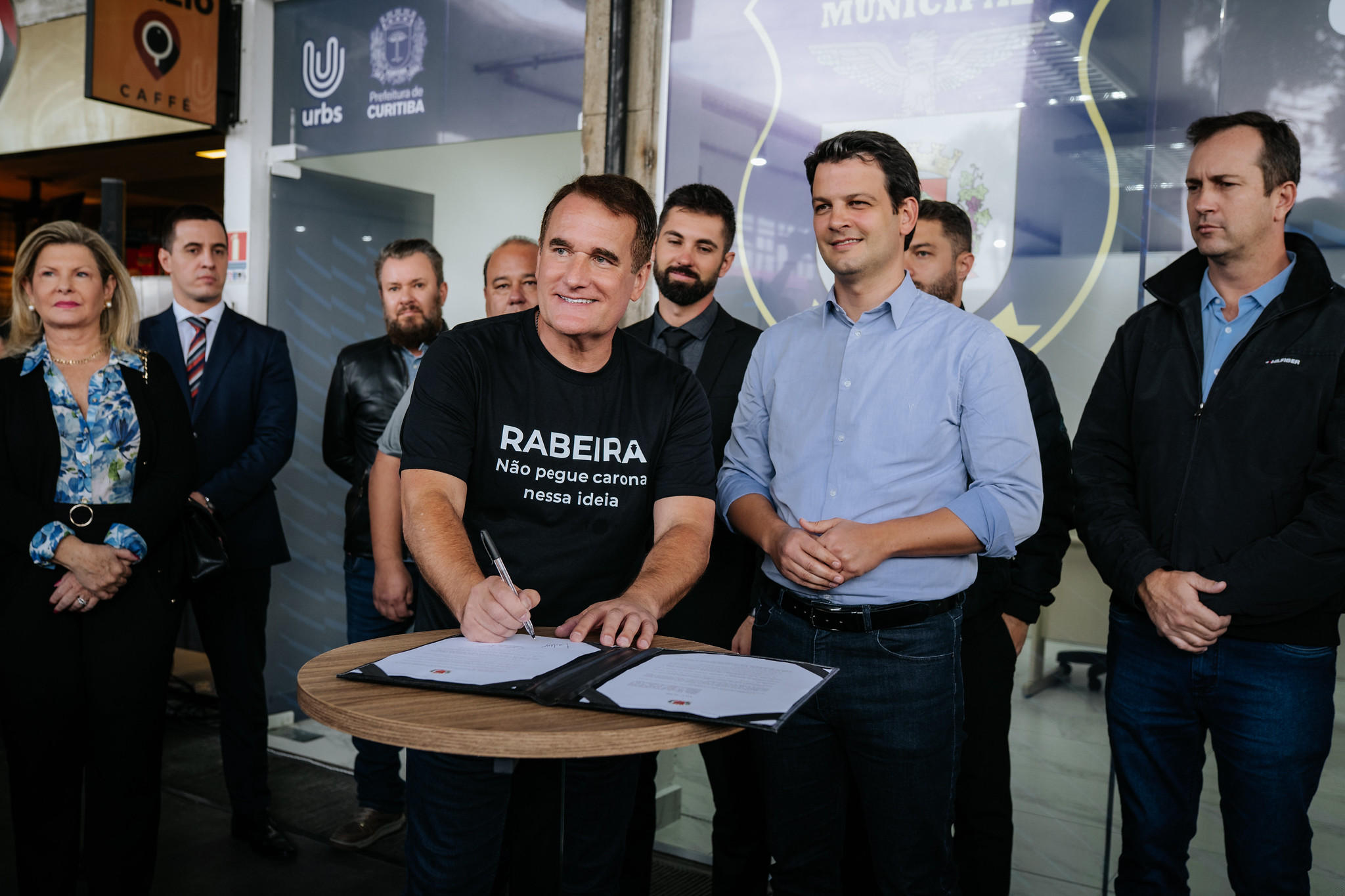 Agora é lei! “Rabeira” resultará em multa e apreensão da bicicleta