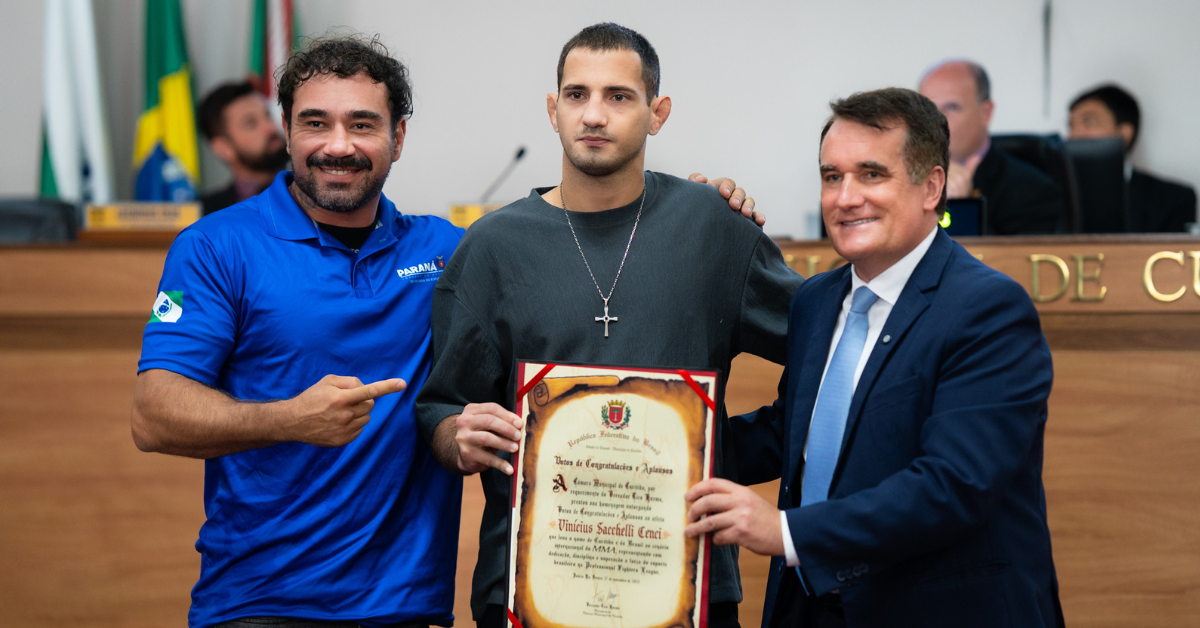 Vinicius Cenci recebe homenagem por sua atuação no MMA