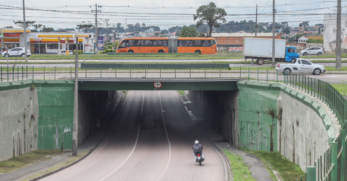 Prefeitura inicia recuperação estrutural da trincheira da Linha Verde no Pinheirinho