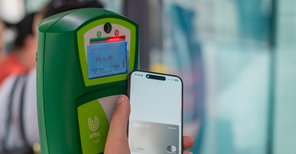 Pagamento por celular e relógios inteligentes volta ao transporte coletivo de Curitiba