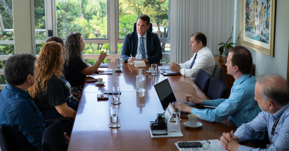 Sindicato do magistério leva demandas à presidência da Câmara