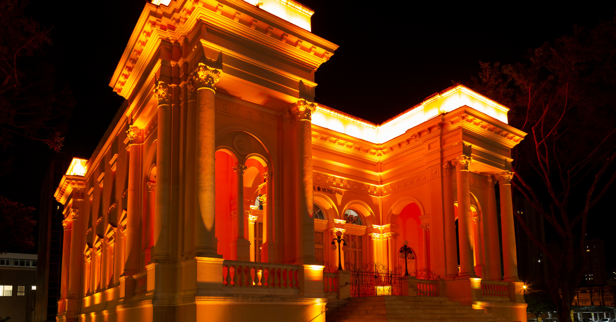 Fevereiro Laranja ilumina a Câmara Municipal de Curitiba