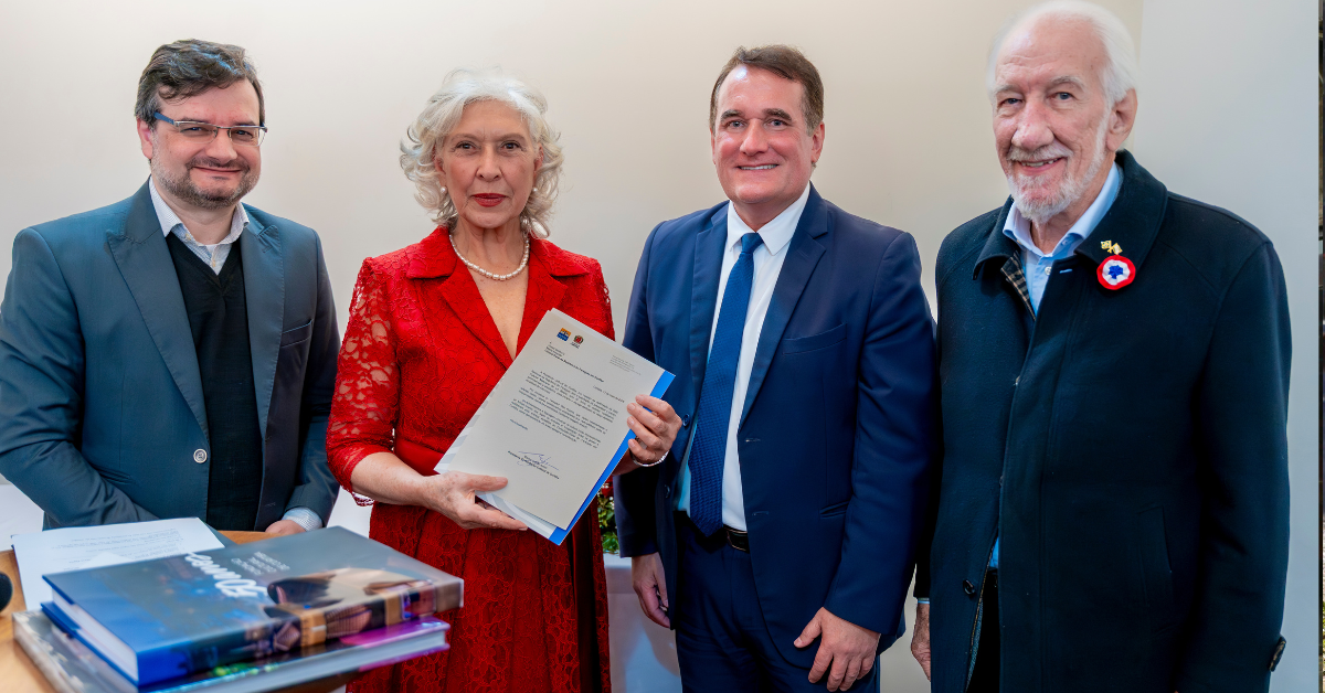 Câmara homenageia independência do Paraguai com doação de livros e iluminação especial