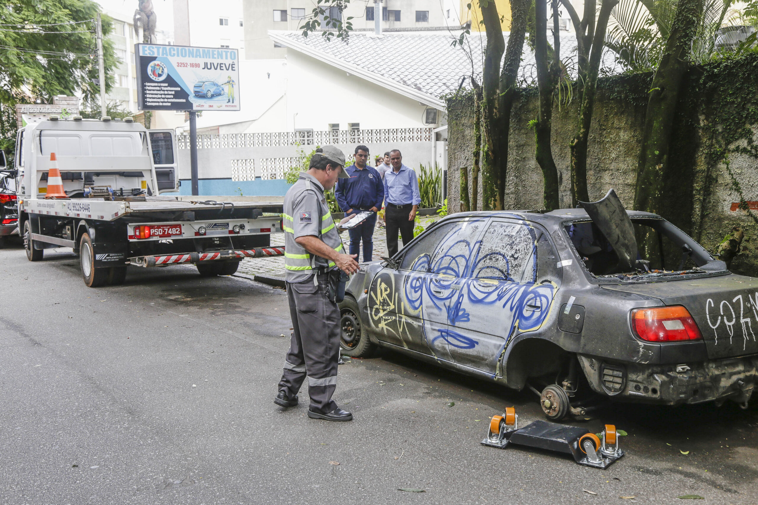 Em um mês, Prefeitura tira das ruas mais de 270 veículos irregulares.
-Na imagem, carro abandonado no Ahú guinchado pela Prefeitura. Foto: Pedro Ribas/SMCS