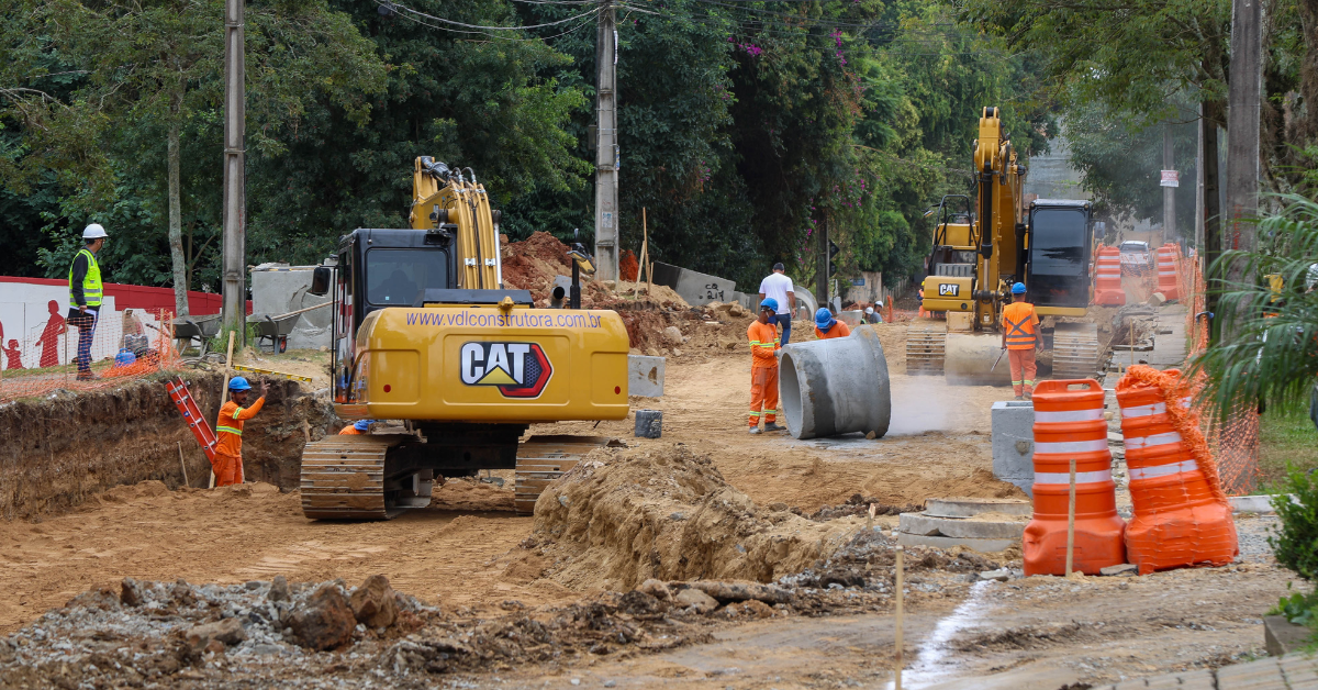 Obras de drenagem provocam bloqueio temporário em rua do Capão Raso